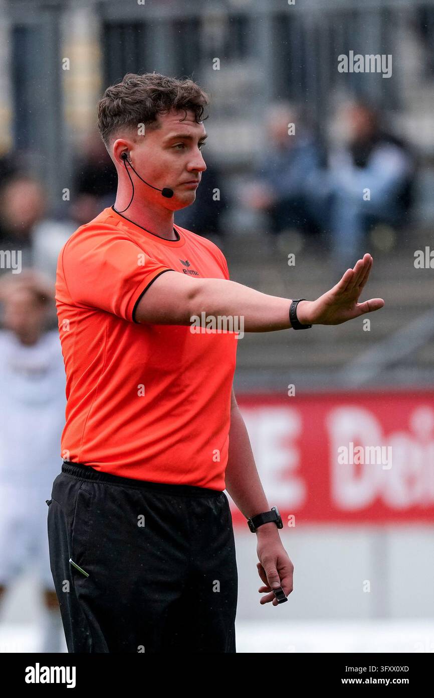 Nico Dönges (referee), giving instructions, gesturing, arm gestures ...