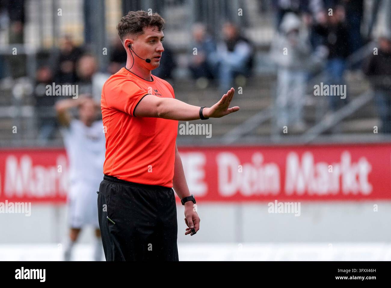 Nico Dönges (referee), giving instructions, gesturing, arm gestures ...