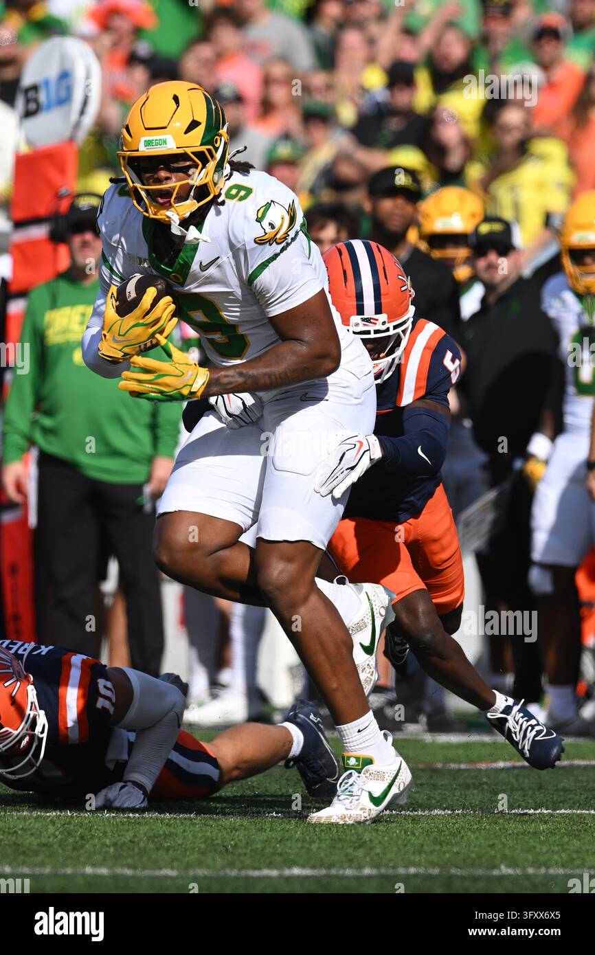 CHAMPAIGN, IL - OCTOBER 24: Oregon Ducks tight end Jamari Johnson (9 ...
