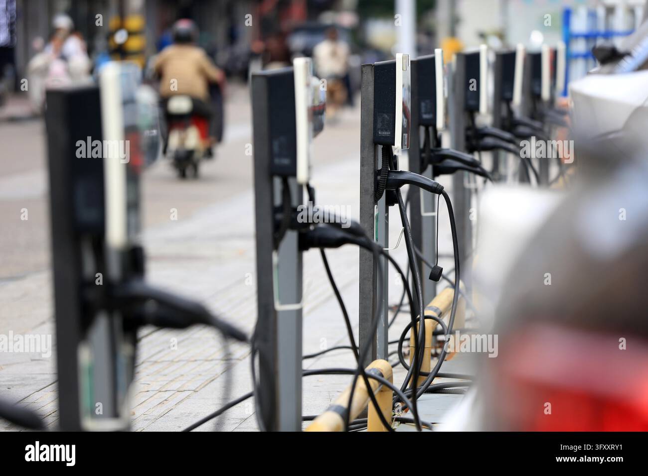 Road Software New energy vehicles charge at charging piles on Renmin Road in Huai'an ...