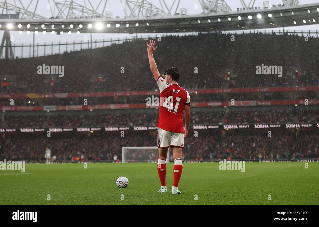 LONDON, ENGLAND - OCTOBER 24: Declan Rice of Arsenal takes a free kick ...
