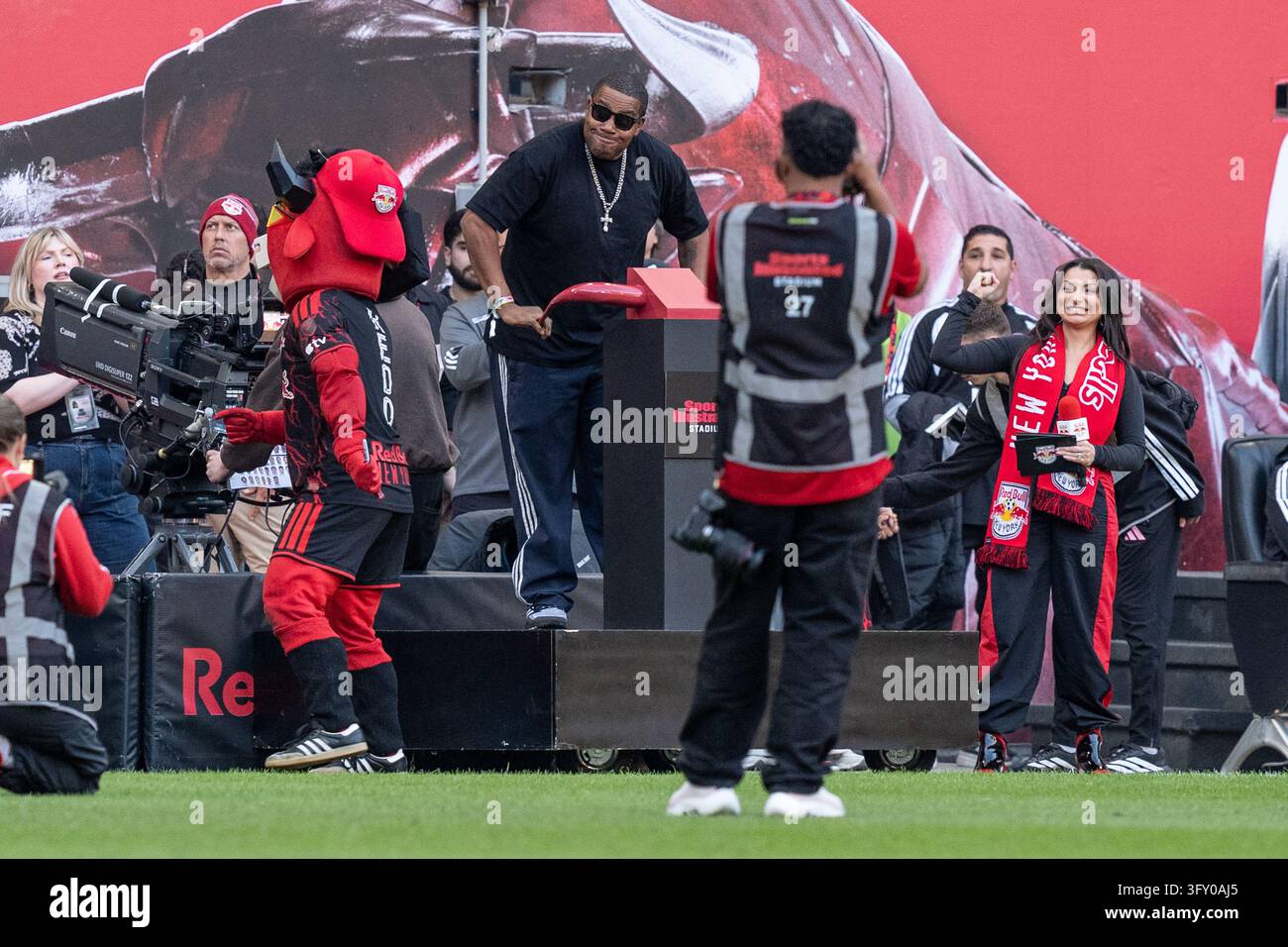 Red Before Vector Kenan Thompson seen before MLS regular season game between Red Bulls ...