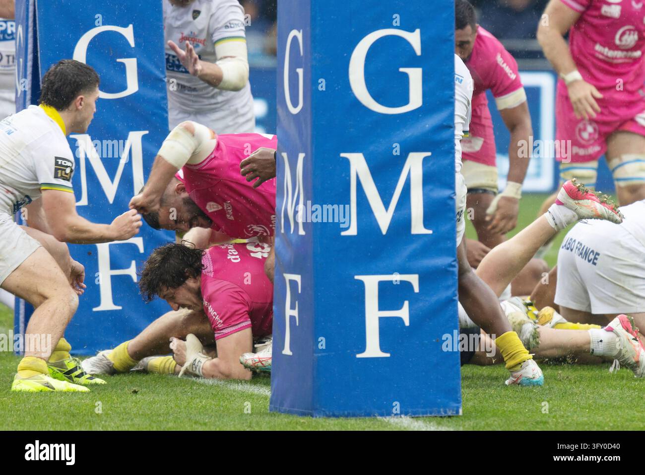 Asm Stuff Ioane Iashagashvili of Vannes scores a try during the French ...