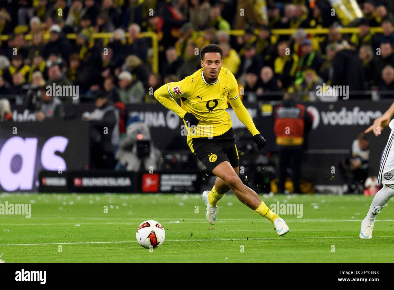 Felix Modle Felix Nmecha (Borussia Dortmund) kontrolliert den Ball waehrend des ...