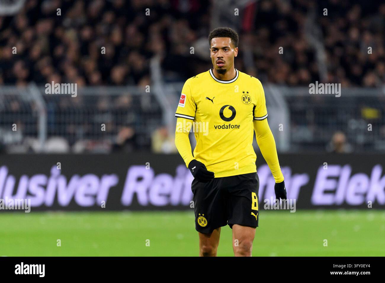 Felix Modle Felix Nmecha (Borussia Dortmund) schaut waehrend des spiels der 1 ...