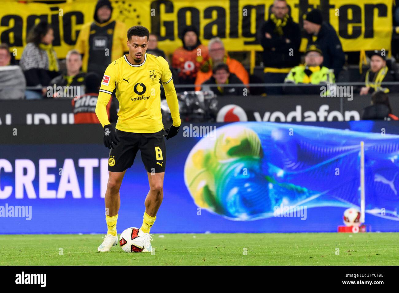 Felix Modle Felix Nmecha (Borussia Dortmund) kontrolliert den Ball waehrend des ...