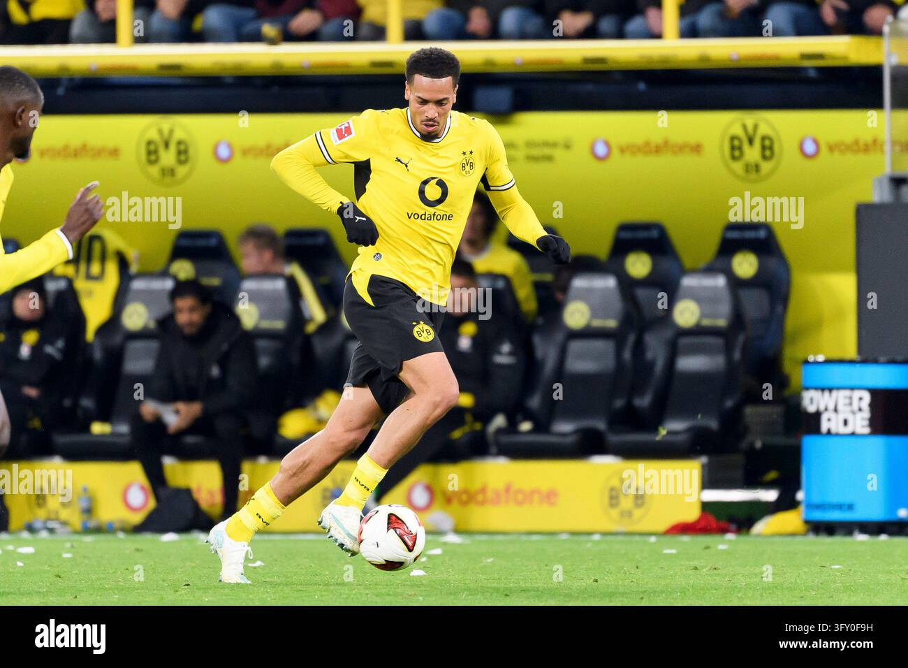 Felix Modle Felix Nmecha (Borussia Dortmund) kontrolliert den Ball waehrend des ...