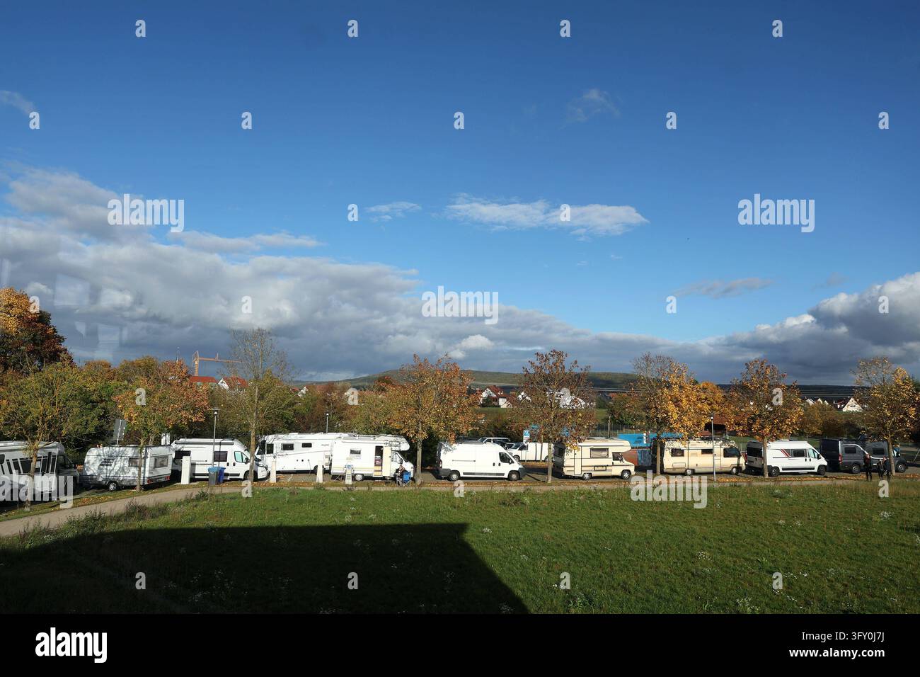 Open Ring Rvs Viele in Reihe parkende Wohnmobile, wo die Besitzer in der nahe ...
