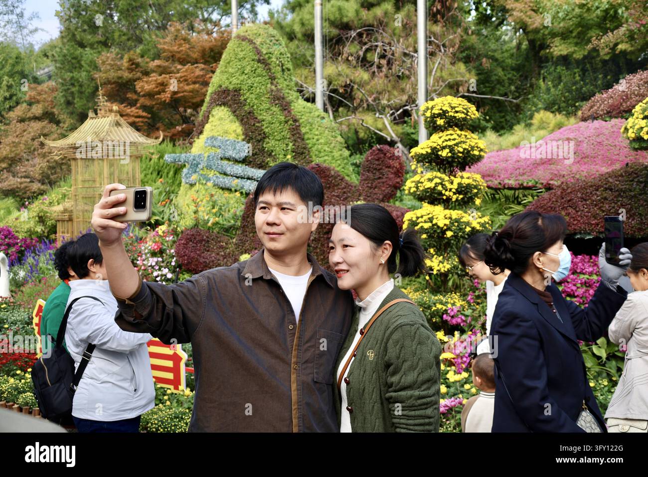 **CHINESE MAINLAND, HONG KONG, MACAU AND TAIWAN OUT**Visitors admire ...
