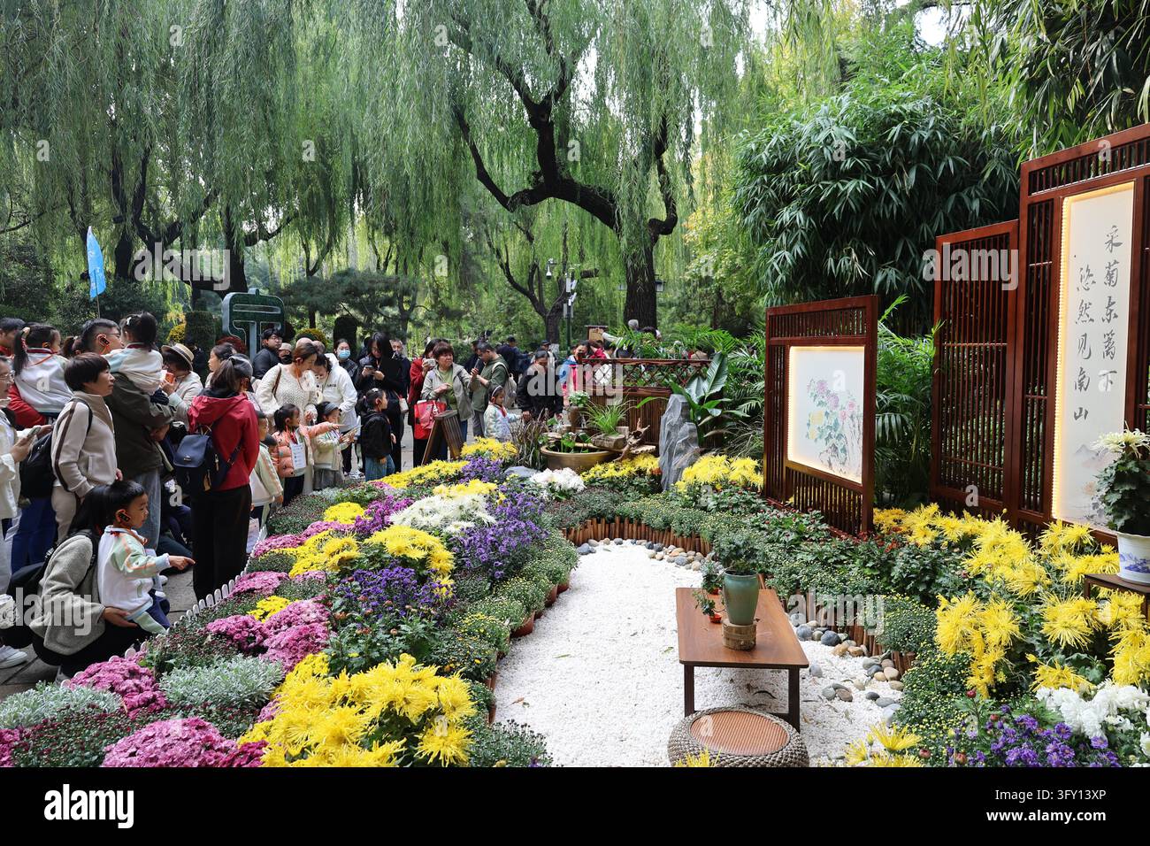 **CHINESE MAINLAND, HONG KONG, MACAU AND TAIWAN OUT**Visitors admire ...