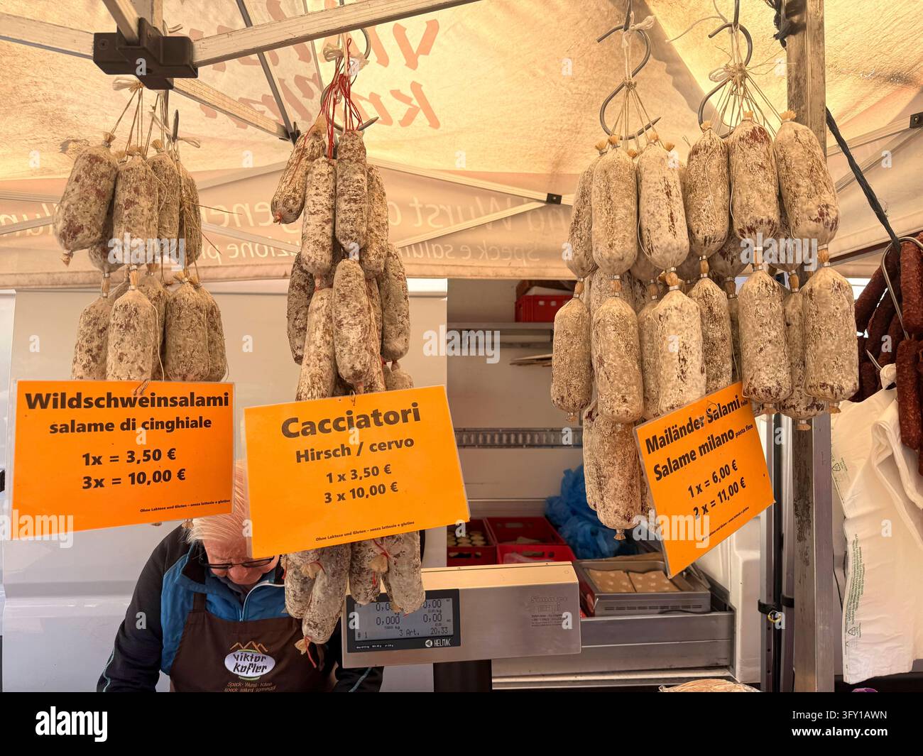 Wildschweinsalami, Hirschsalami und Mailänder Salami am Markt in Meran ...