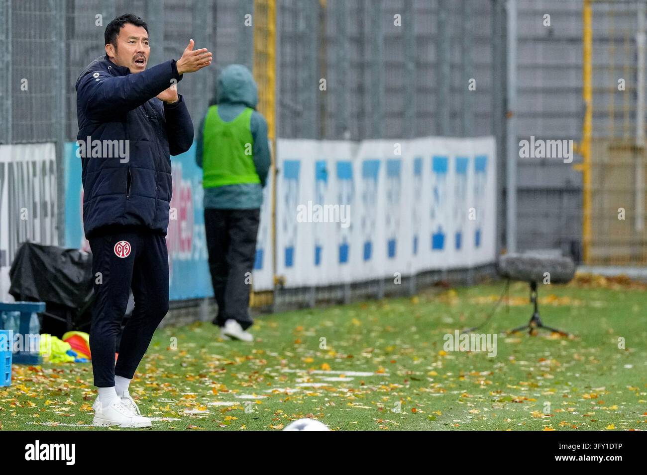 Takashi Yamashita (coach, head coach, Mainz), gives instructions ...