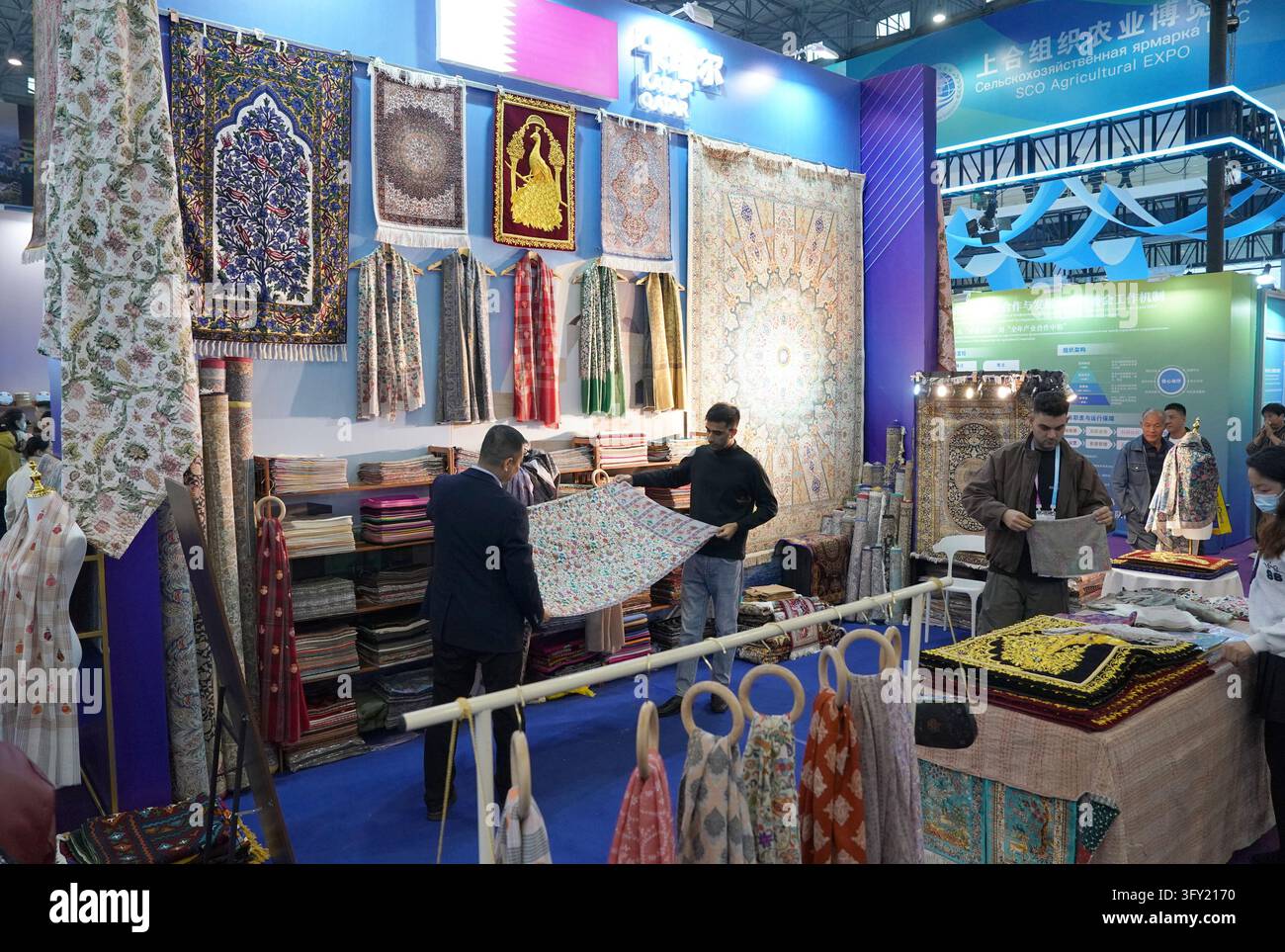Qatar Technology Software (261025) -- XI'AN, Oct. 25, 2026 (Xinhua) -- People select commodities ...