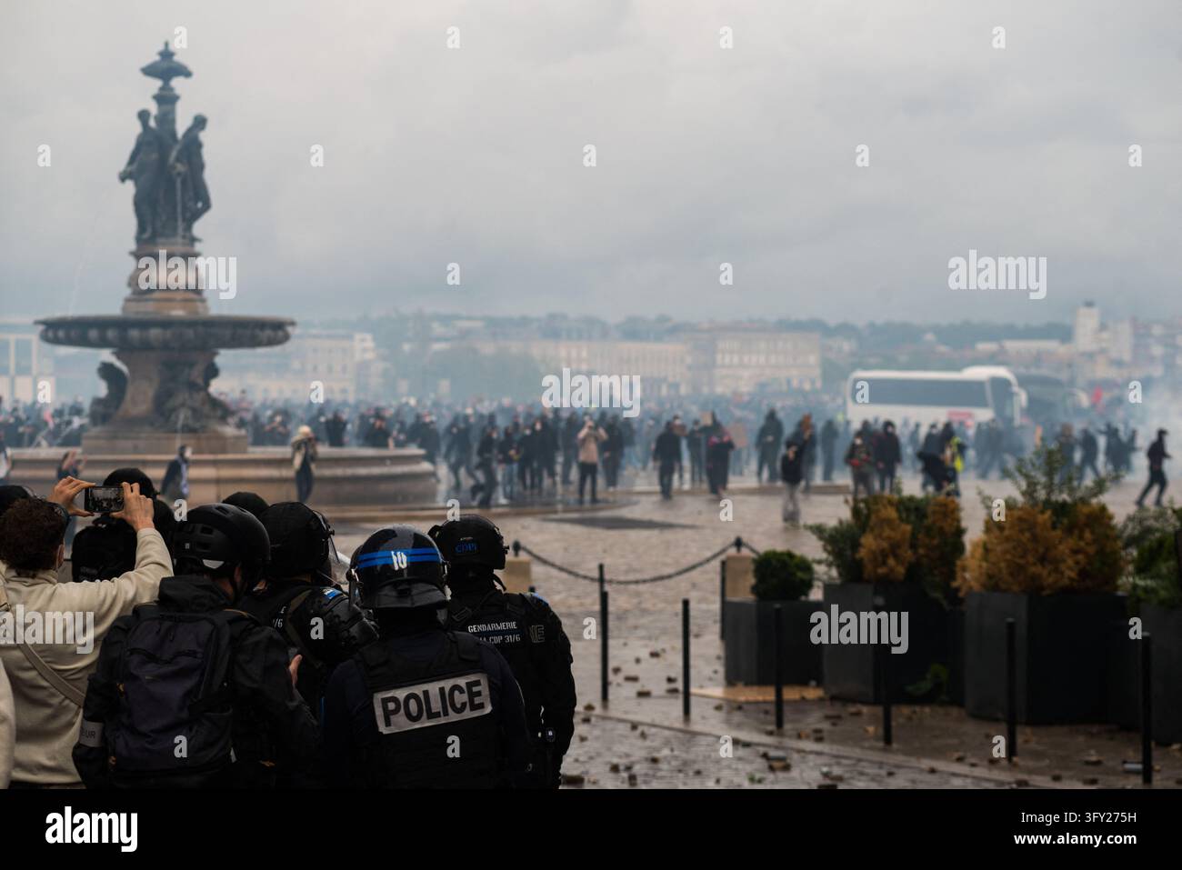 Clashes During The Yellow Vests Protest - Act II - A bus is blocked ...
