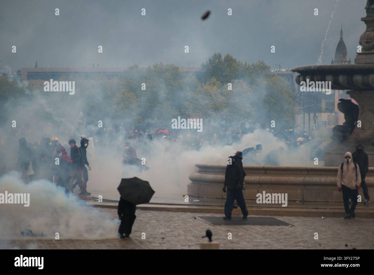 Clashes During The Yellow Vests Protest - Act II - Demonstrators throw ...