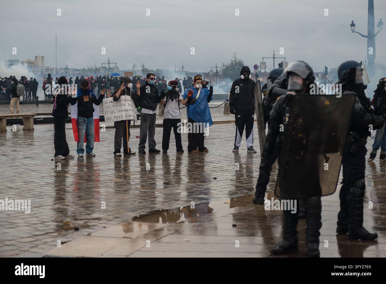 Clashes During The Yellow Vests Protest - Act II - Demonstrators raise ...