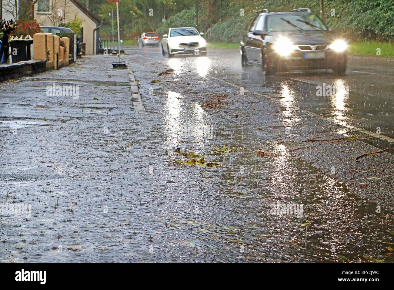 Starkregenfälle und verstopfte Kanäle Unwetterartige Starkregenfälle ...