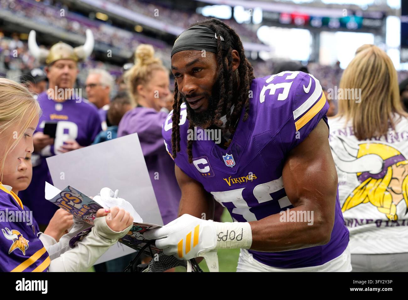 Minnesota Vikings running back Aaron Jones (33) signs autographs before ...