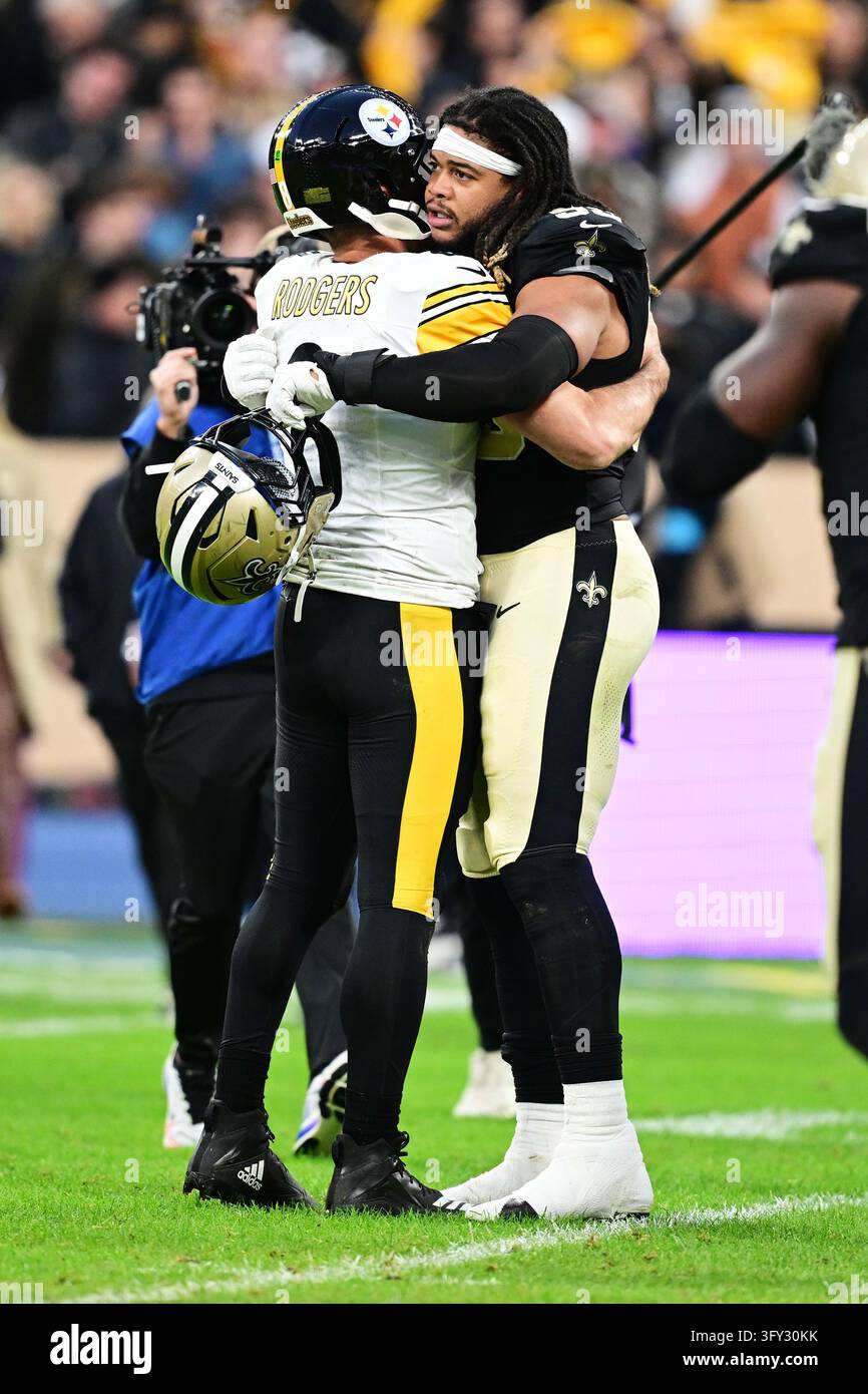 Team Hug Vector Pittsburgh Steelers quarterback Aaron Rodgers (8) hugs New Orleans ...