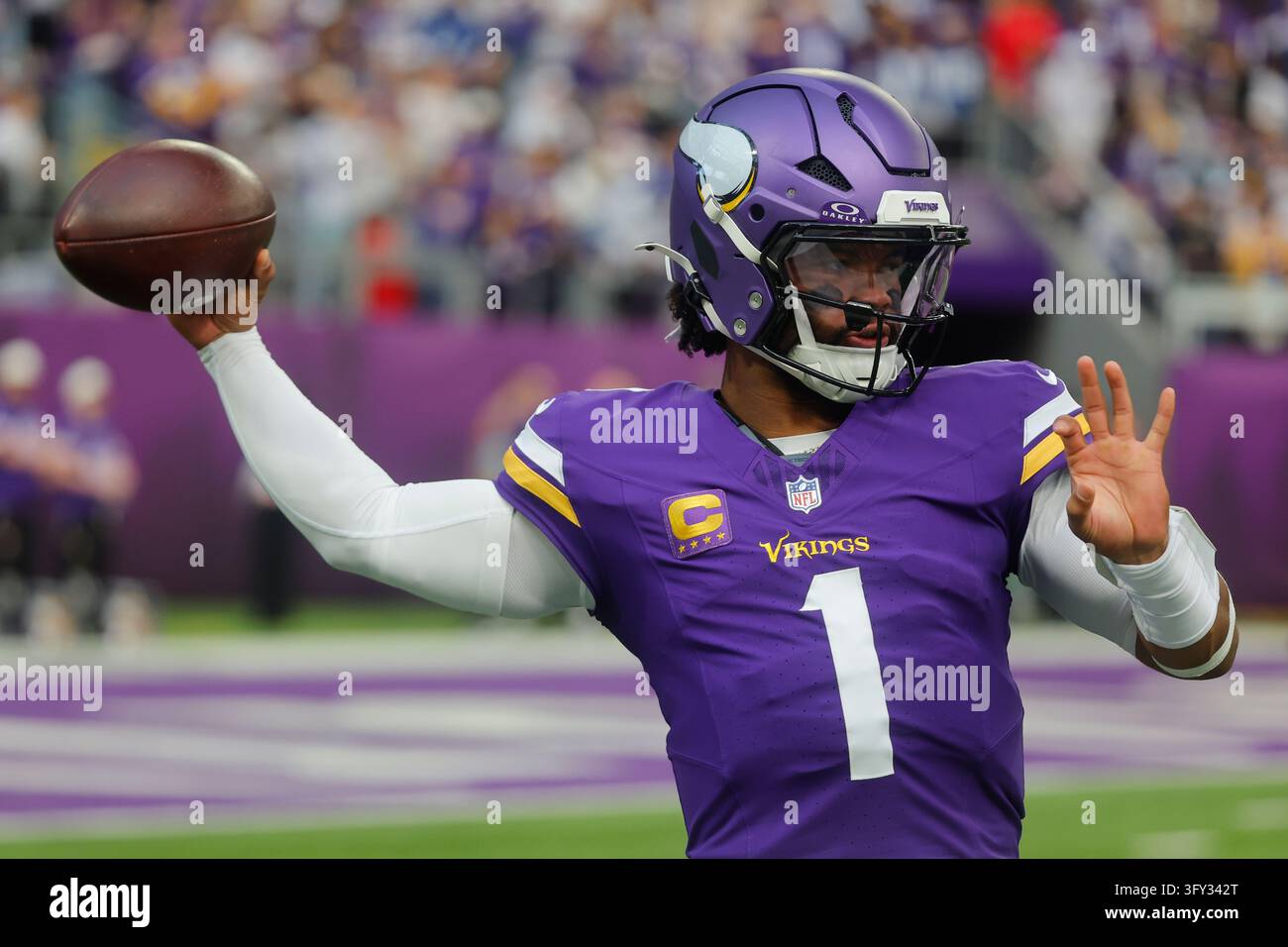 Minnesota Vikings quarterback Kyler Murray (1) warms up before an NFL ...