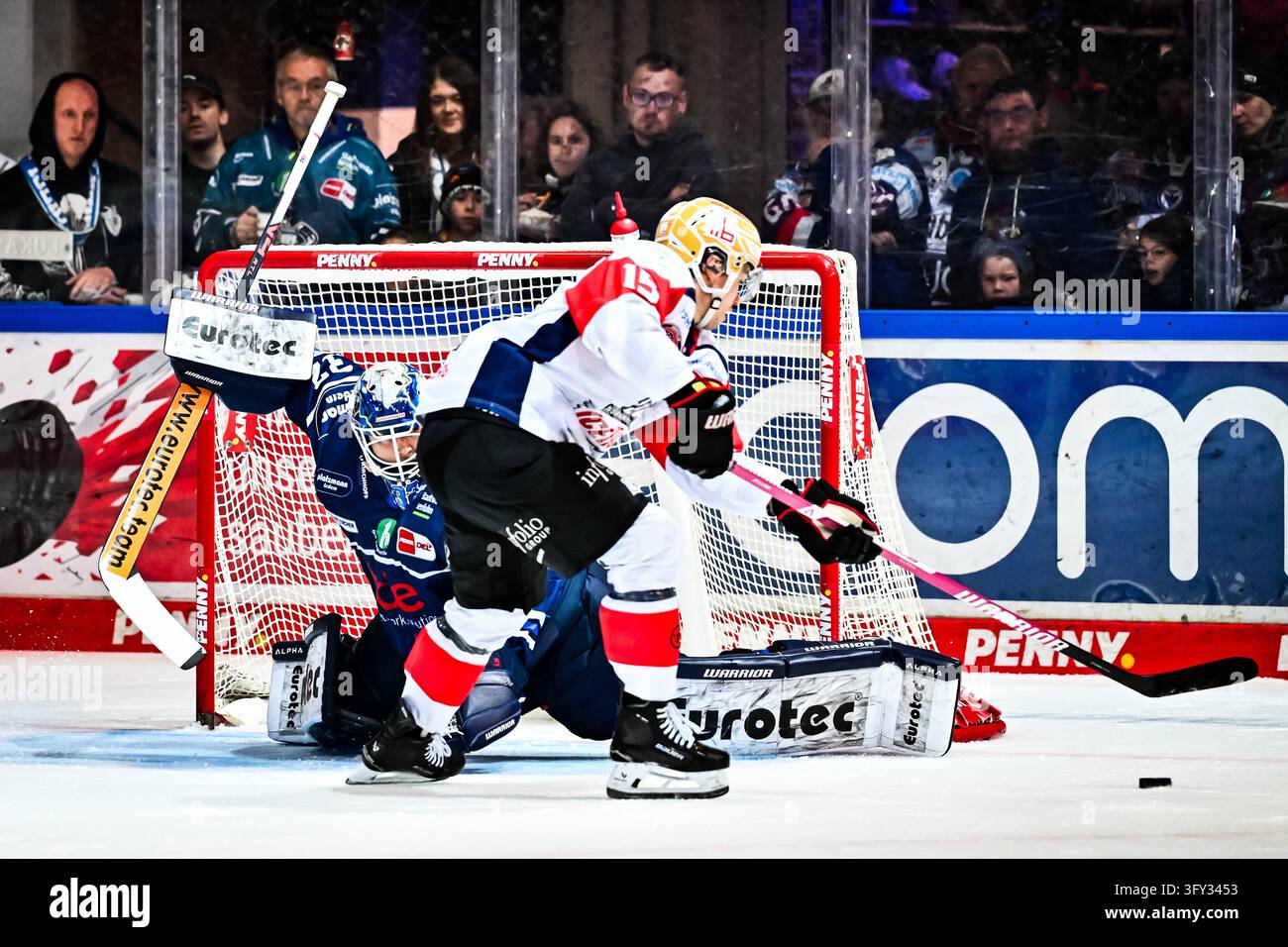 Nikolaus Heigl (Nuernberg Ice Tigers, #15) Hendrik Hane (Iserlohn ...