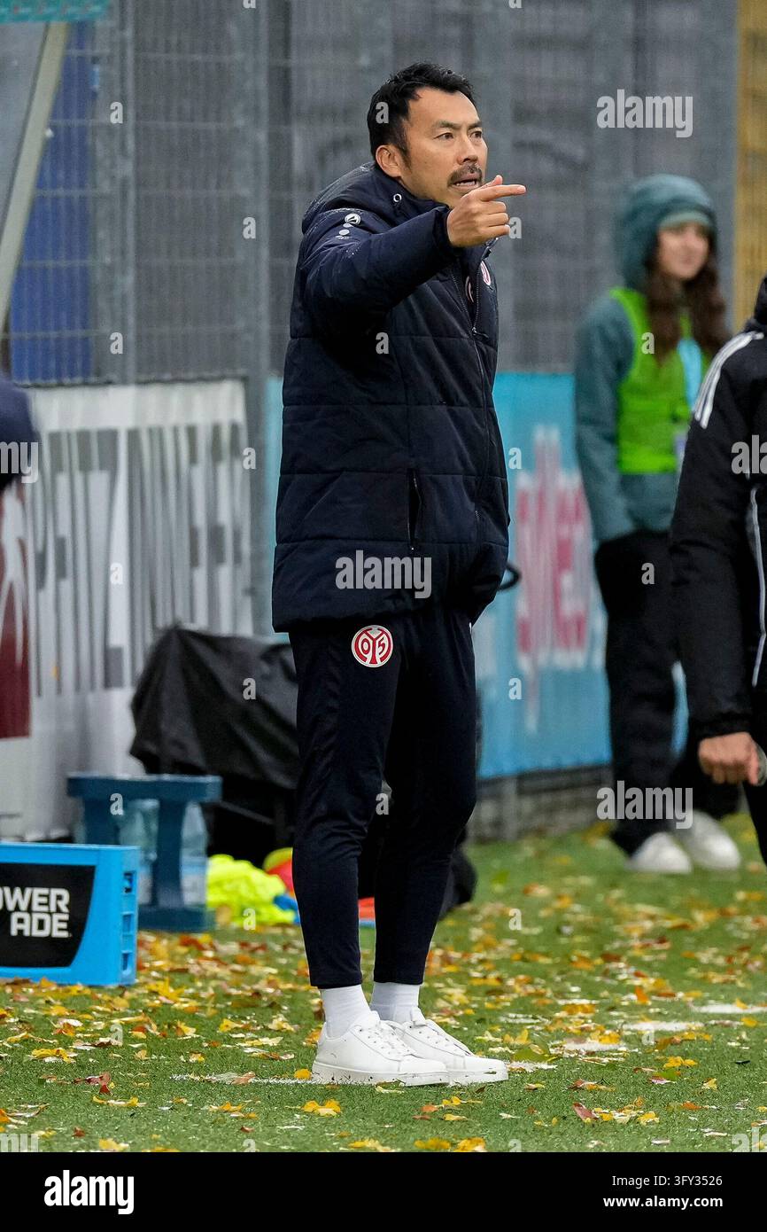 Takashi Yamashita (coach, head coach, Mainz), gives instructions ...