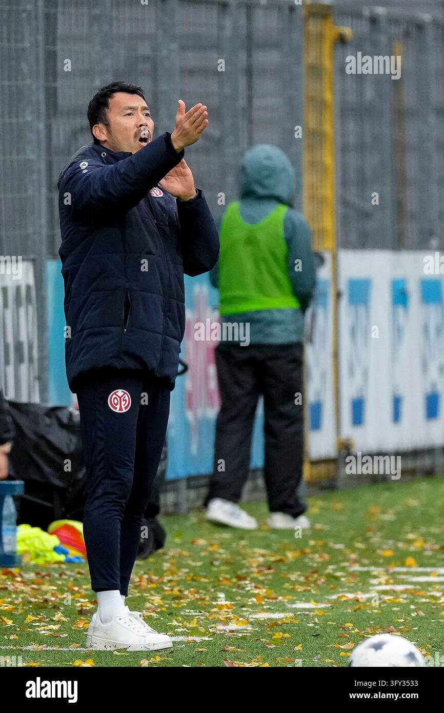 Takashi Yamashita (coach, head coach, Mainz), gives instructions ...