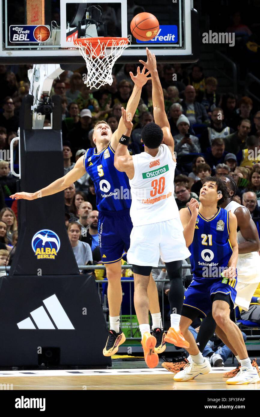 Sam Griesel (ALBA Berlin #5), Brandon Angel (ALBA Berlin #21), Jaylen ...