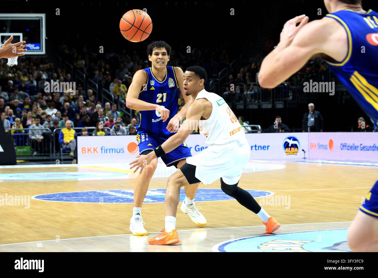 BRANDON ANGEL (ALBA Berlin #21), Jaylen Sims (ratiopharm Ulm #30 ...