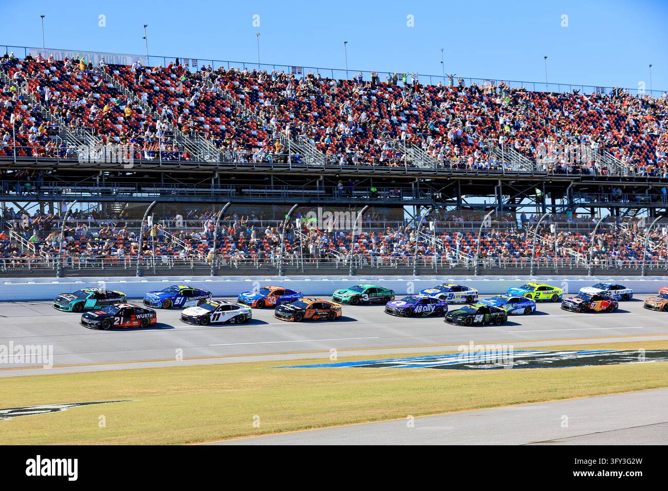 LINCOLN, AL - OCTOBER 25: 2-wide racing during the NASCAR Cup Series ...
