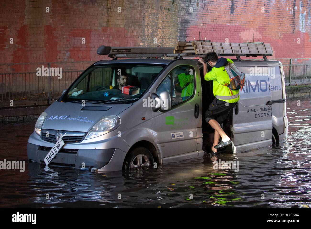 Jacobs Vector Van stuck in water after flooding on roads from Storm Boelo hit Glasgow ...