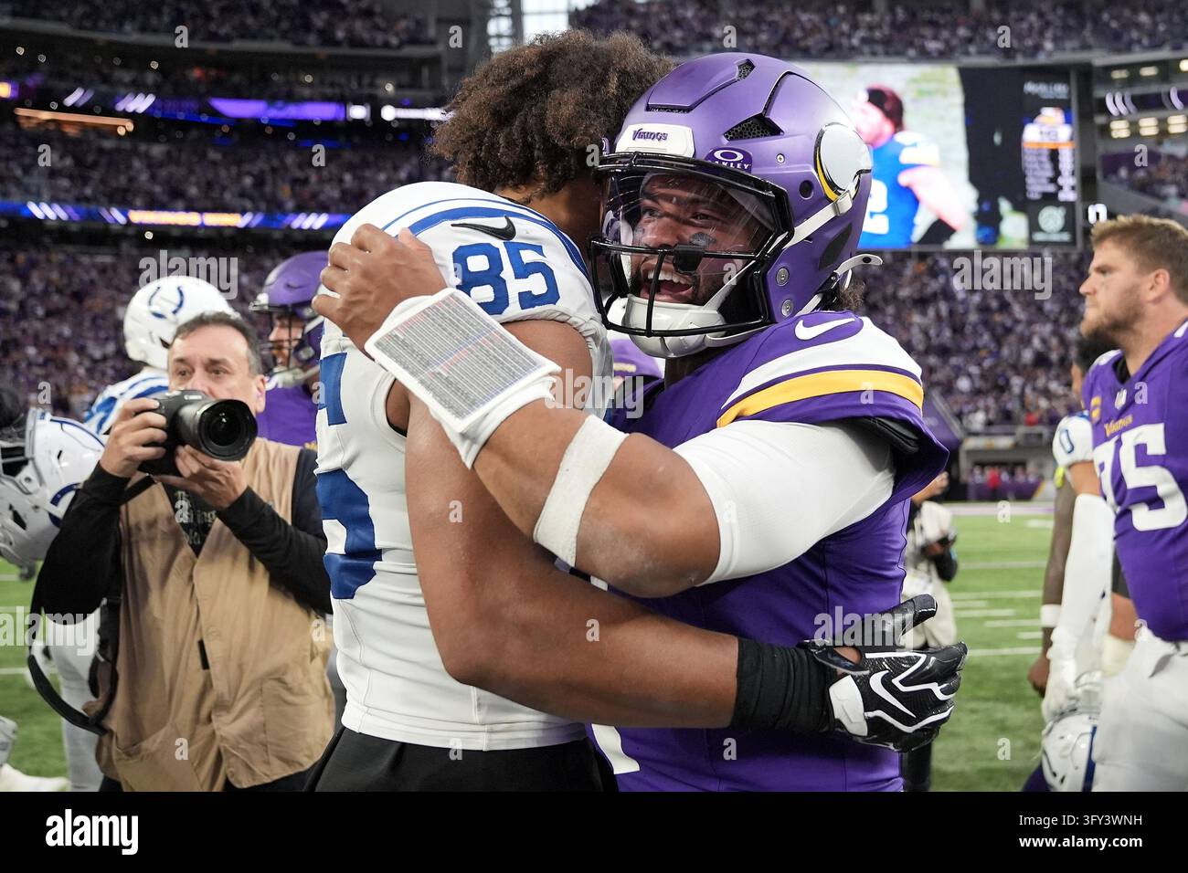 Team Hug Vector Indianapolis Colts tight end Andrew Ogletree (85) hugs Minnesota ...
