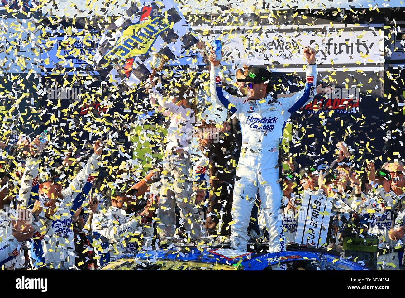 LINCOLN, AL - OCTOBER 25: Kyle Larson (#5 Hendrick Motorsports ...