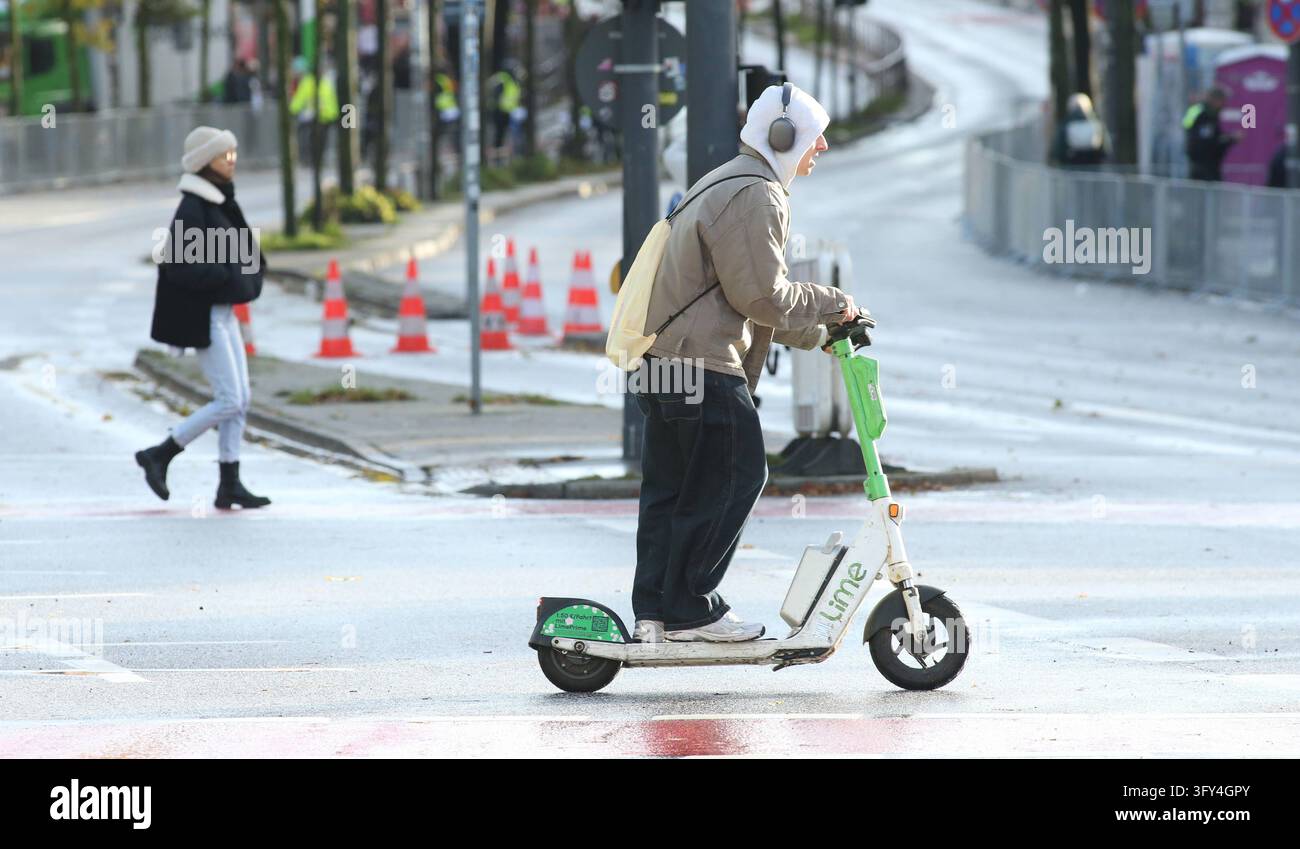 Where Is Reeperbahn Ein Mann fährt auf einem E-Scooter über einen Fußgängerüberweg auf der ...