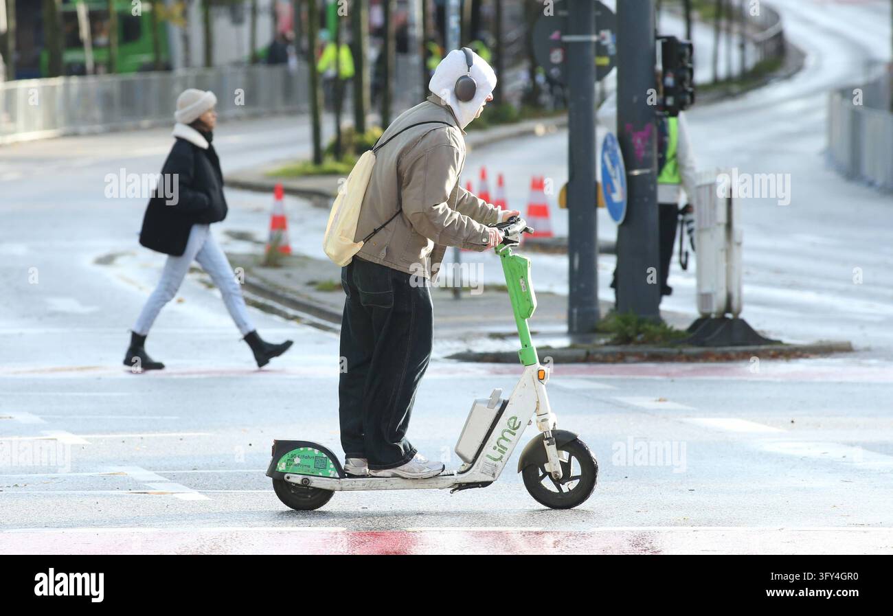 Where Is Reeperbahn Ein Mann fährt auf einem E-Scooter über einen Fußgängerüberweg auf der ...