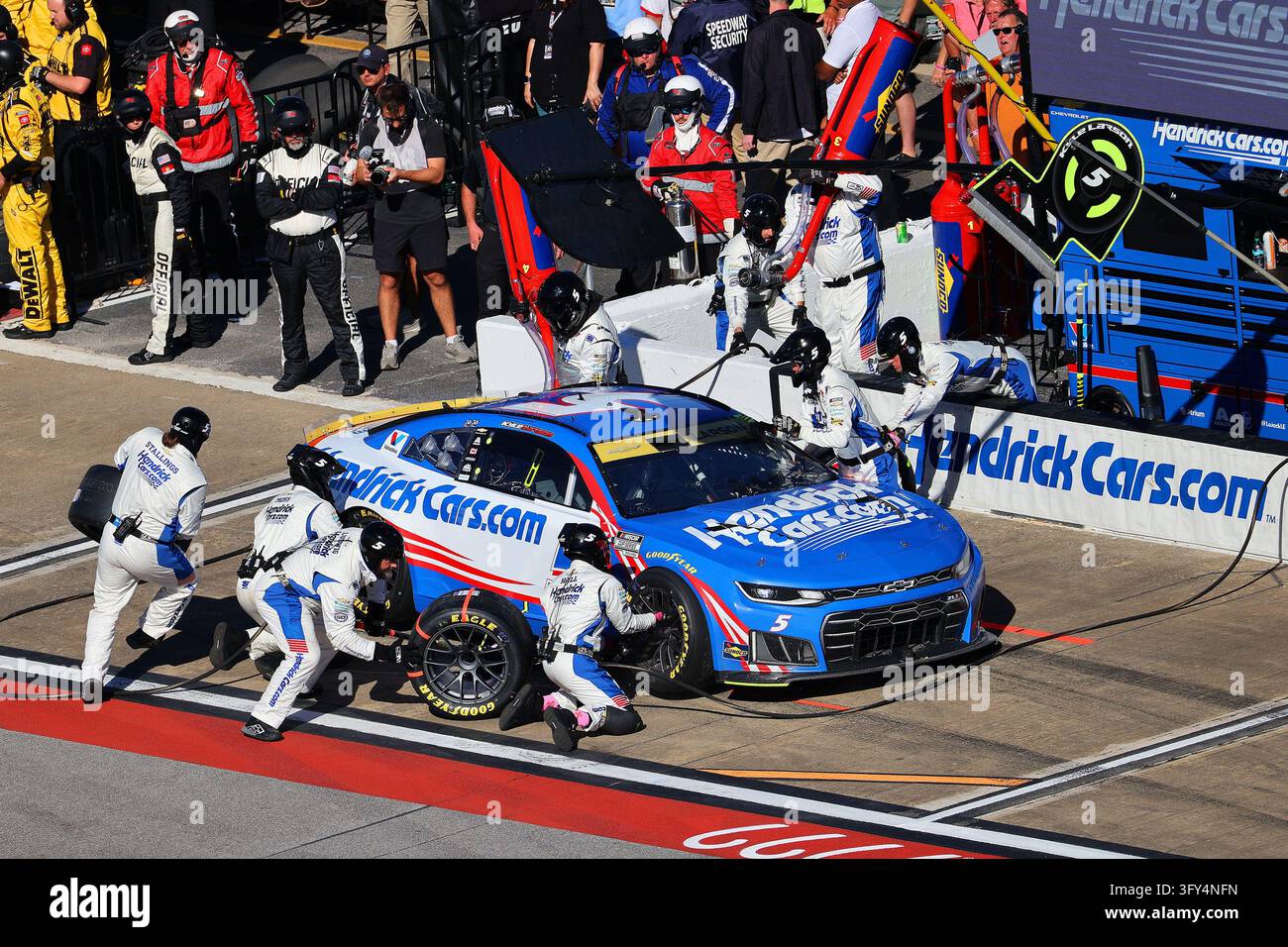 LINCOLN, AL - OCTOBER 25: Kyle Larson (#5 Hendrick Motorsports ...