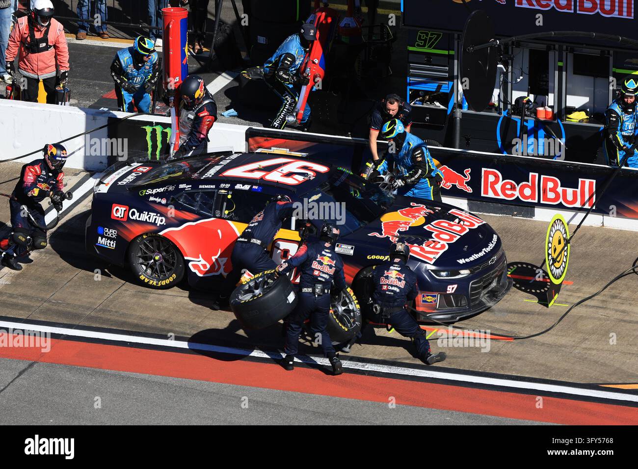 TALLADEGA, AL - OCTOBER 25: The pit crew of Shane Van Gisbergen (#97 ...