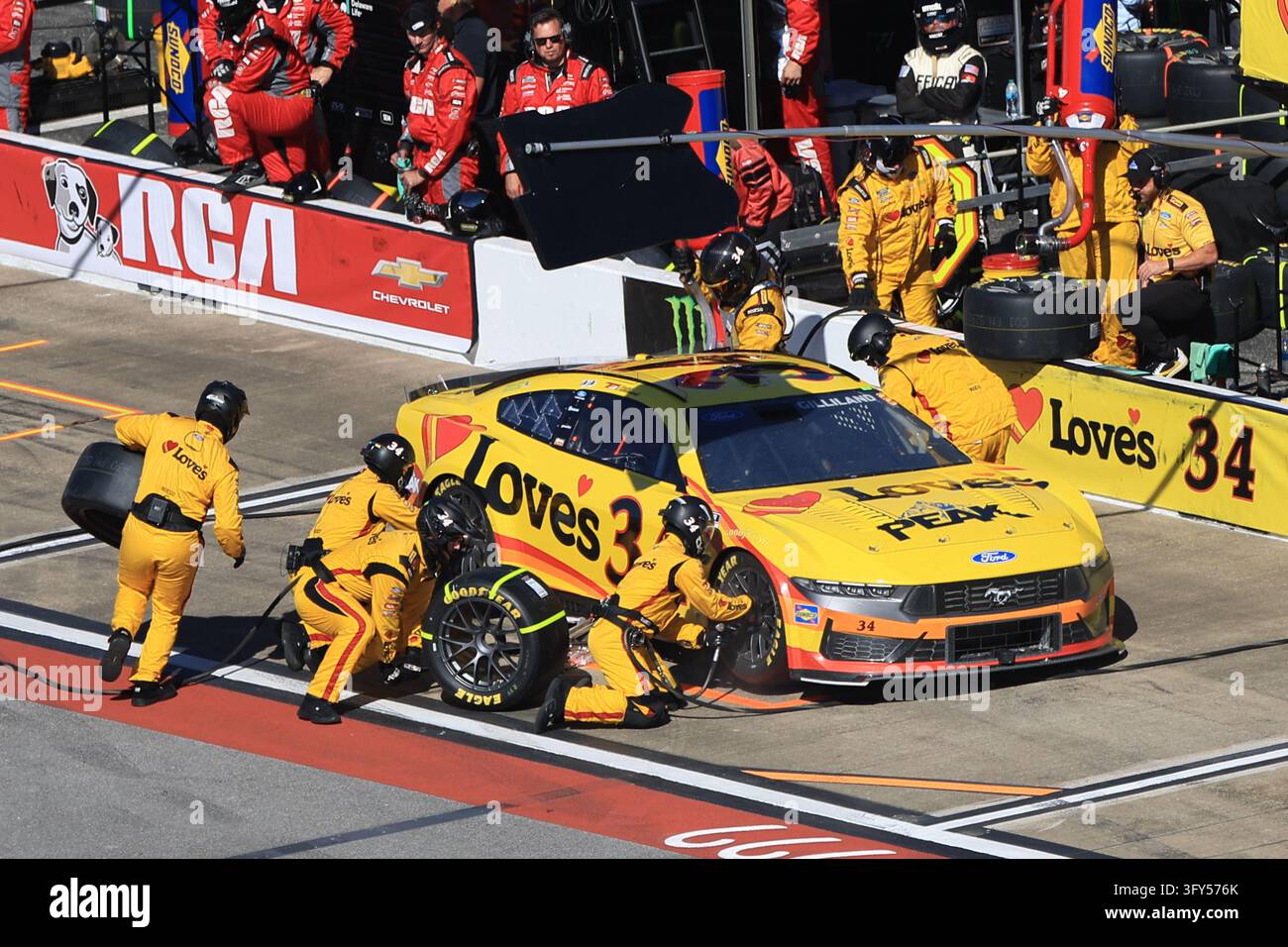 TALLADEGA, AL - OCTOBER 25: The pit crew of Todd Gilliland (#34 Front ...