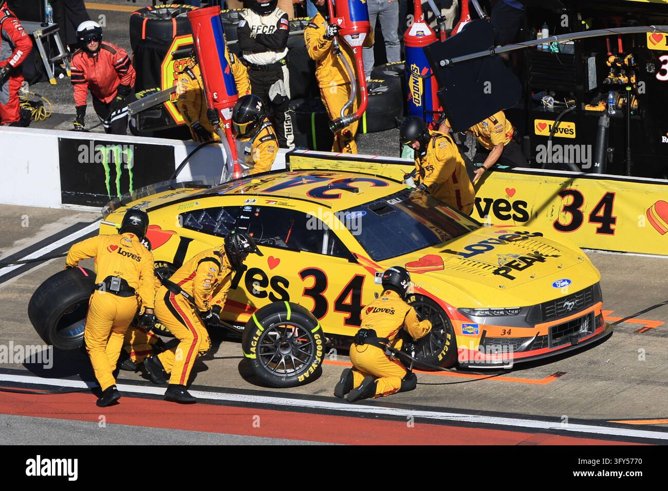 TALLADEGA, AL - OCTOBER 25: The pit crew of Todd Gilliland (#34 Front ...