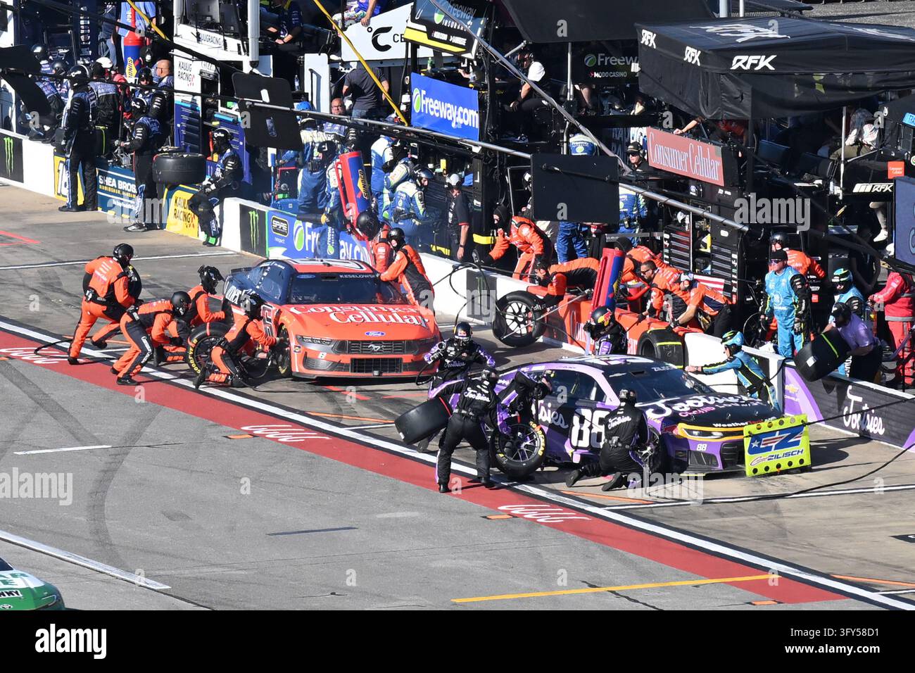 TALLADEGA, AL - OCTOBER 25: Connor Zilisch (#88 TrackHouse Racing ...
