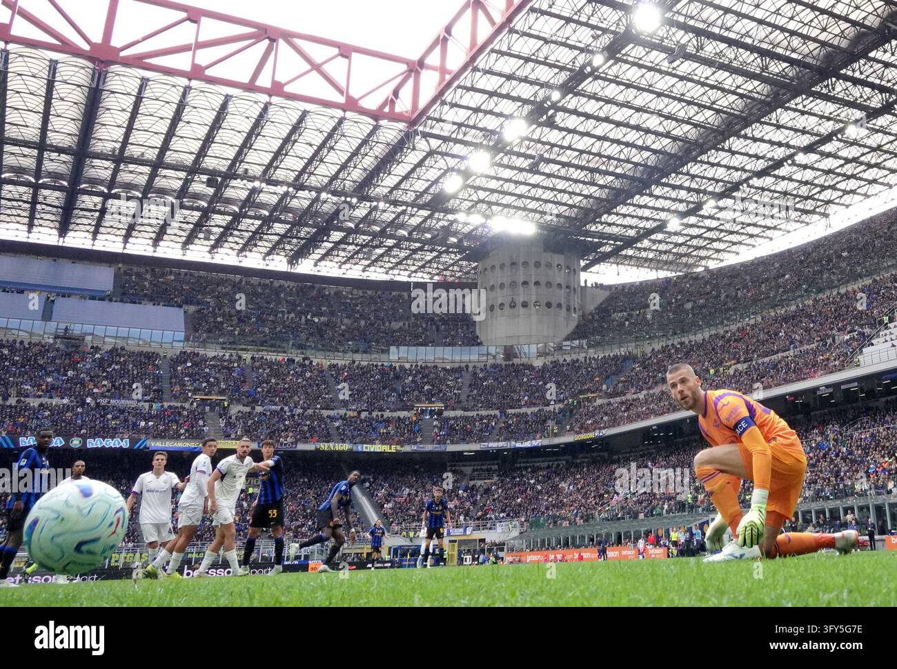 Football Block Image Vector (261026) -- MILAN, Oct. 26, 2026 (Xinhua) -- Fiorentina's goalkeeper ...