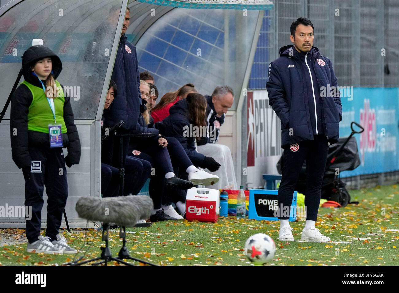 Takashi Yamashita (coach, head coach, Mainz), cutout, full body, single ...