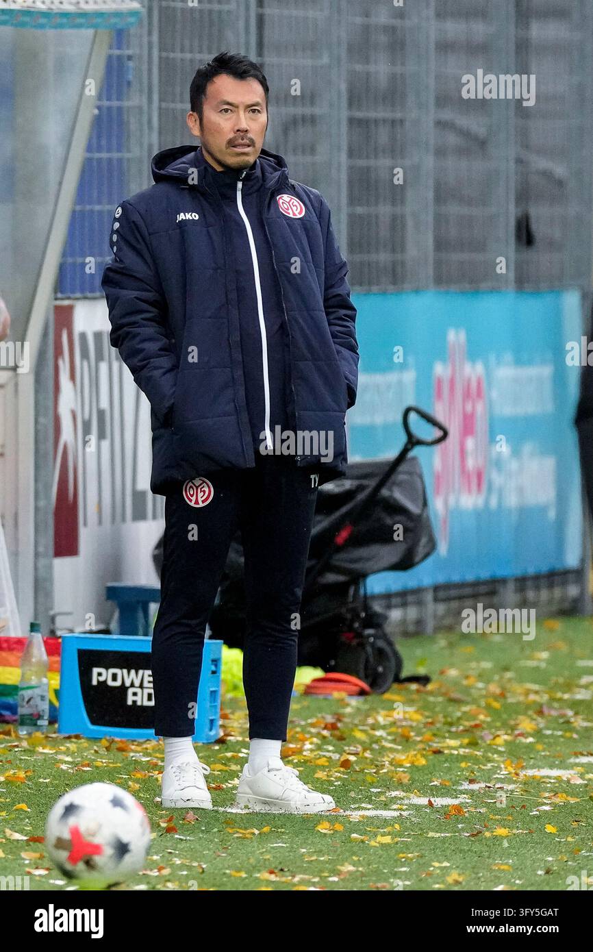 Takashi Yamashita (coach, head coach, Mainz), cutout, full body, single ...