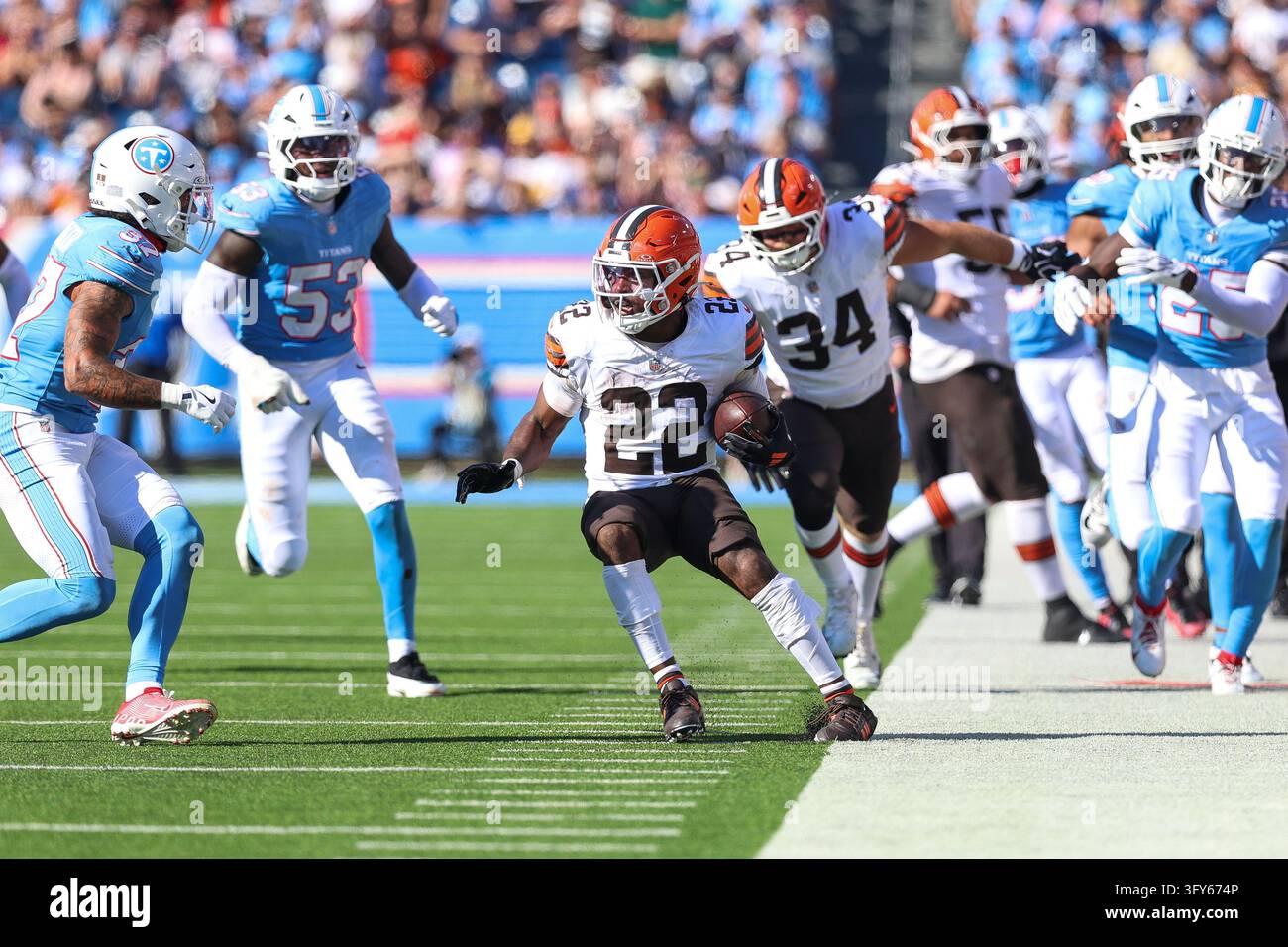 Cleveland Browns running back Dylan Sampson (22) steps out of bounds ...