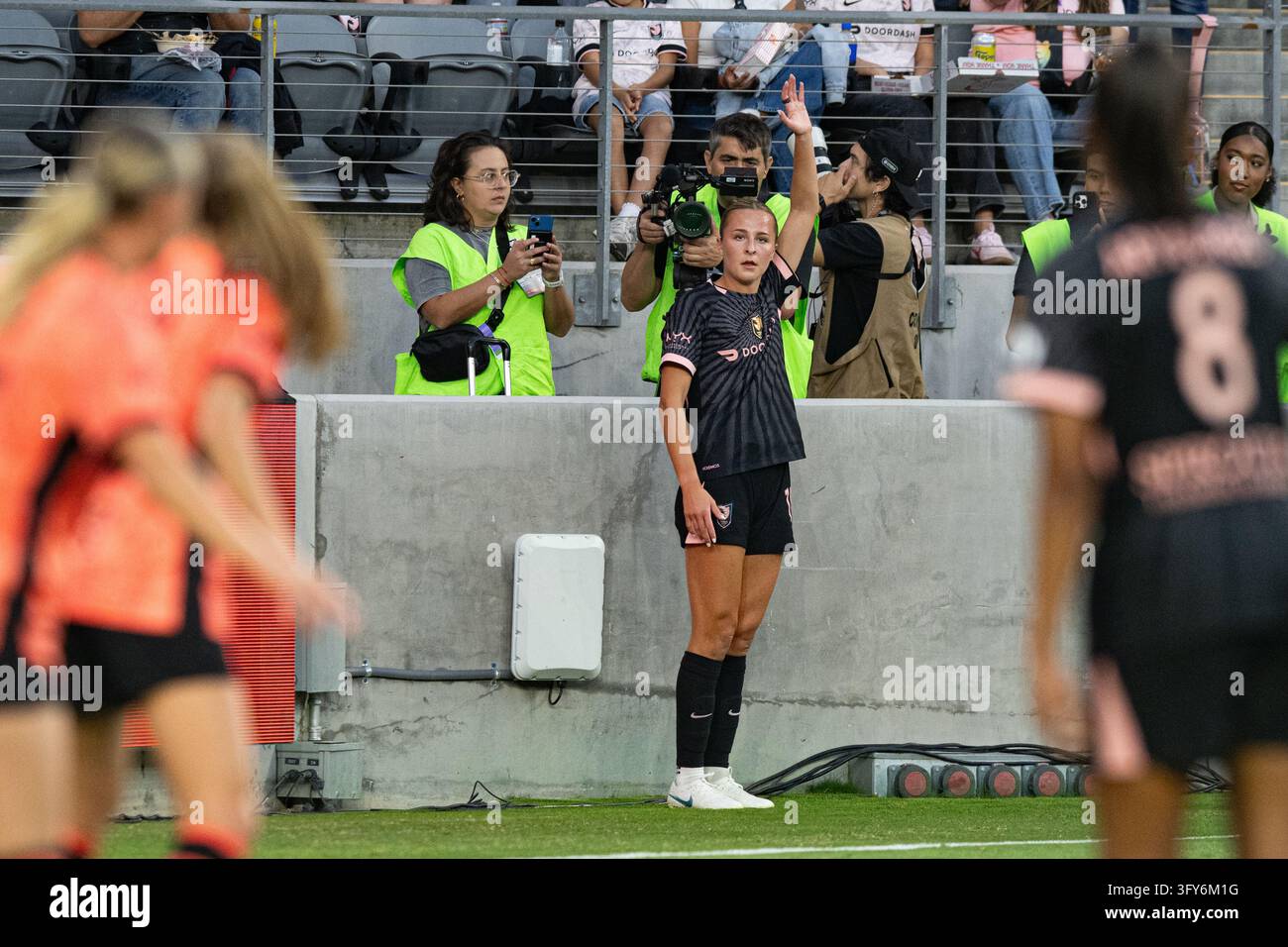 Coner Angel Angel City FC midfielder Evelyn Shores (15) gets ready for a corner ...