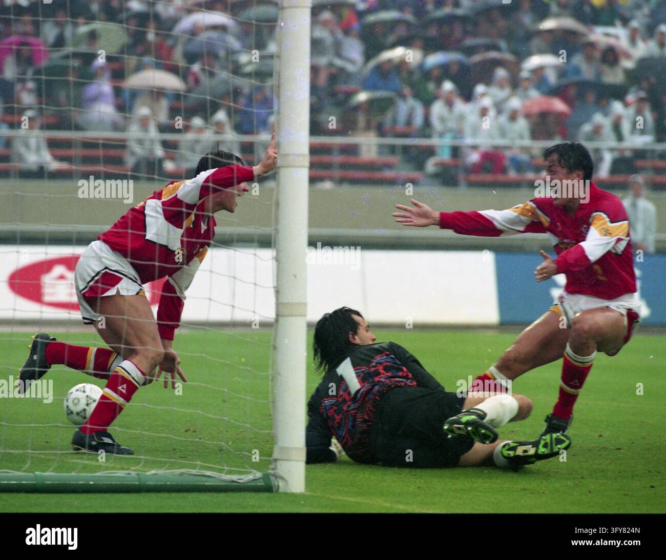 Gary Linker reacts after heading a goal for Nagoya Grampus Eight ...