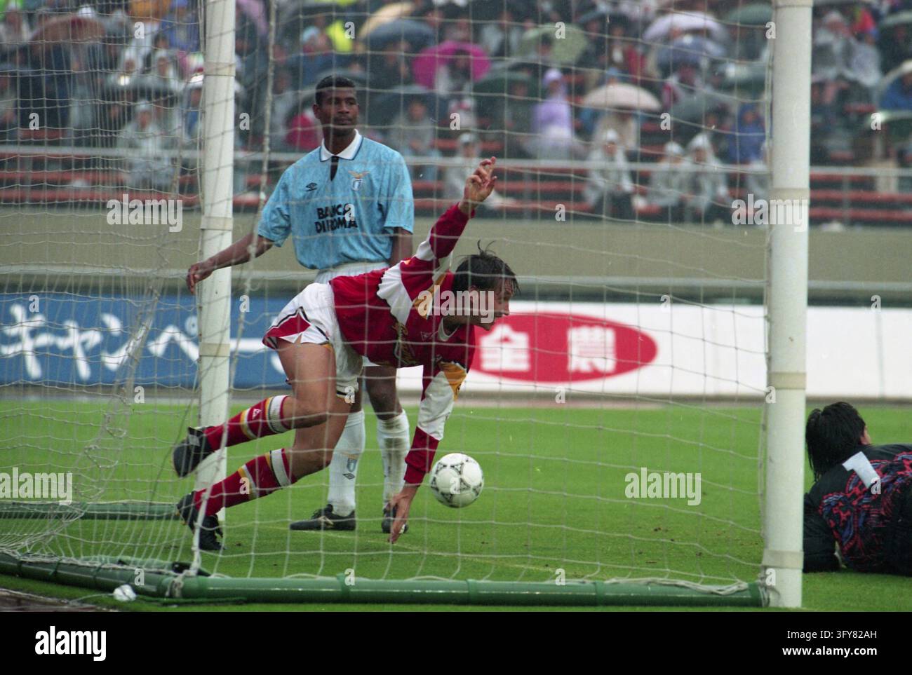 Gary Linker reacts after heading a goal for Nagoya Grampus Eight ...