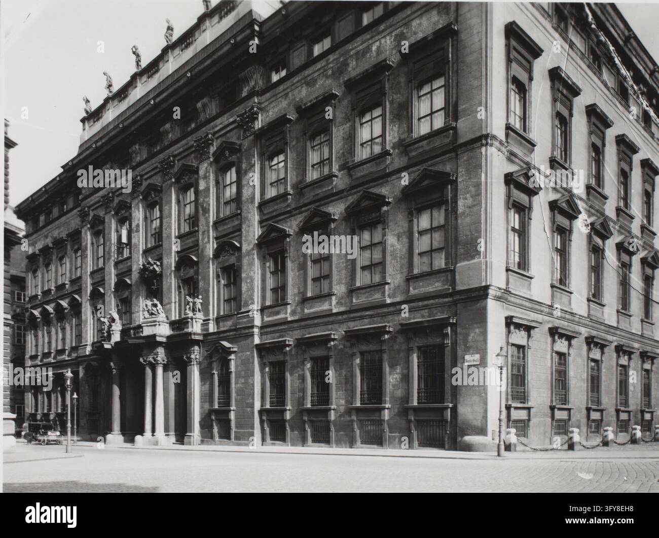 Large baroque palace building faces hi-res stock photography and images ...