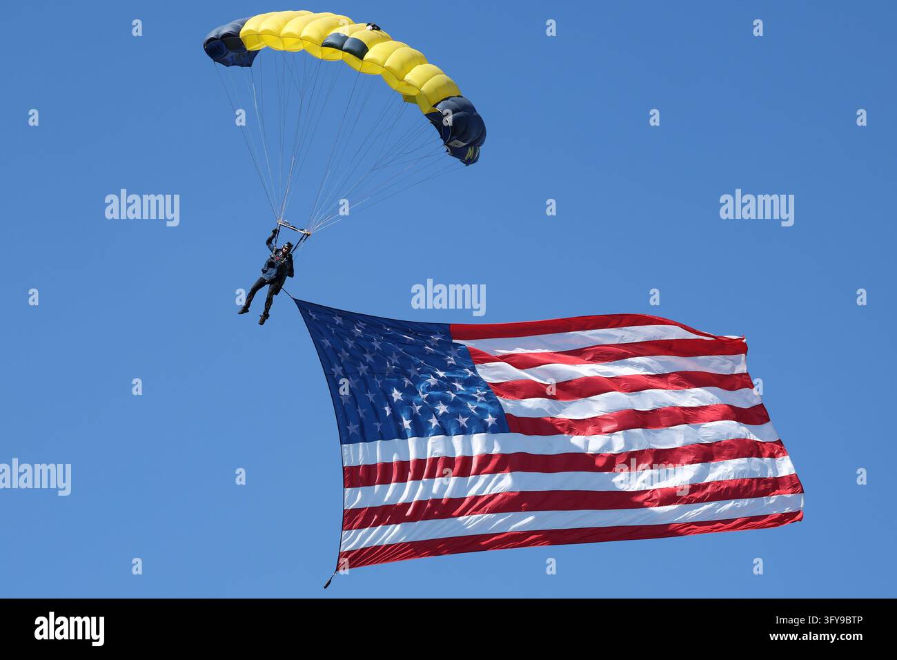 Airmen from the United States Navy Leap Frogs parachute into M&T Bank ...