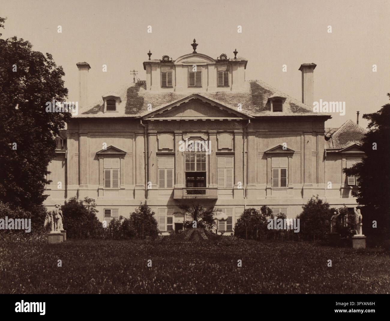 Large baroque palace building faces hi-res stock photography and images ...